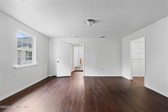 Building Photo - 1052 E 10th St