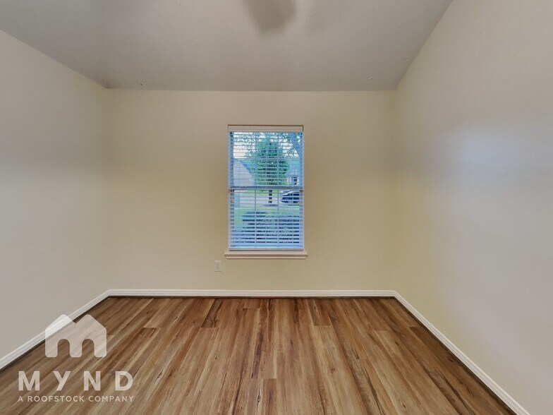 Building Photo - 1605 Garden Lakes Dr