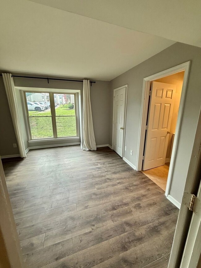 Building Photo - Fully Renovated 2 Bed, 2 Bath Ground-Floor...