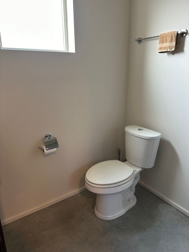 Building Photo - Location! Location! Modern 3 bed, 2.5 bath, Townhome near Greenlake!