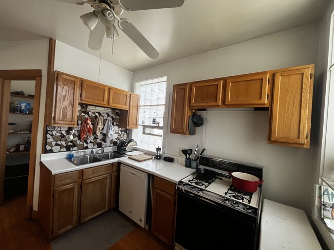 Building Photo - 6535 N Bosworth Ave