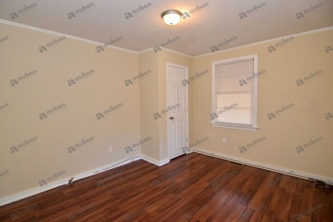 Building Photo - Updated 3 Bedroom House Near Surrey Center