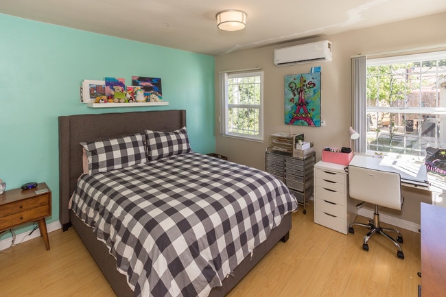 Building Photo - 1932 Carmona Ave