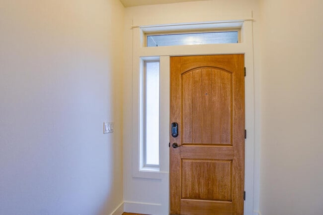 Building Photo - NEWER THREE BEDROOM IN CUL-DE-SAC