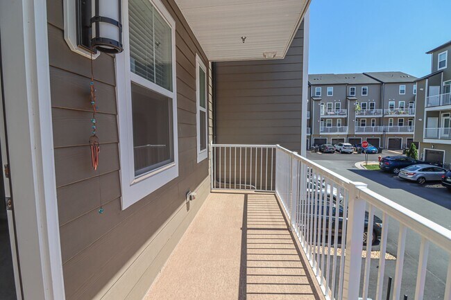 Building Photo - Stunning 3 Bed 2.5 Bath, Newer Condo-Style...