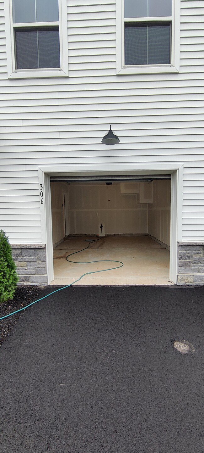Building Photo - 306 Bennetts Ct