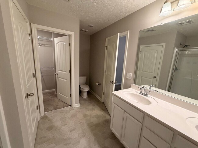Building Photo - Gorgeous 2 BR 2.5 Bath End Unit Townhome - Available Now in Murfreesboro!