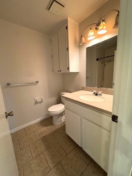 Hall Bath - 2470 Oak Park