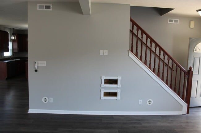 Building Photo - Now Available! Spacious 3 BR in Avon Schools