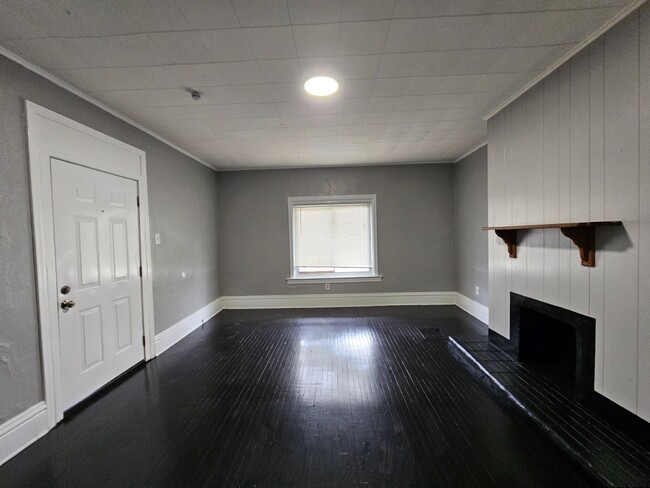 Building Photo - Newl updated 2 bedroom 1 bath located in Carrick!