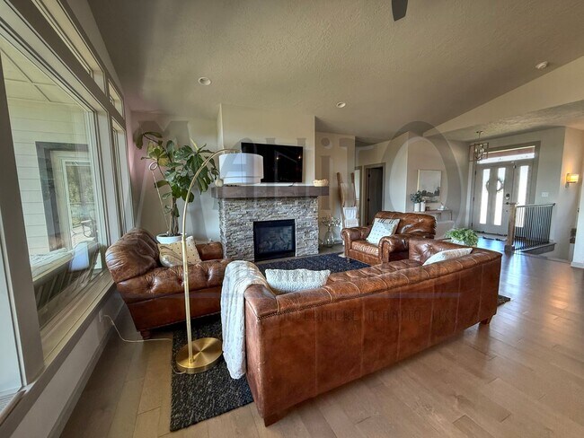 Building Photo - Spacious Eagle Ridge Home