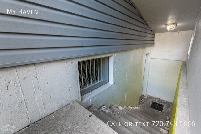 Building Photo - 1579 W Maple Ave