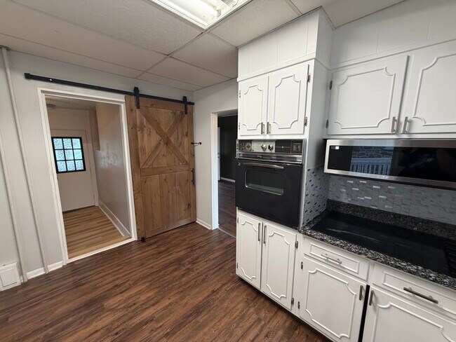 Building Photo - 402 Douglass St