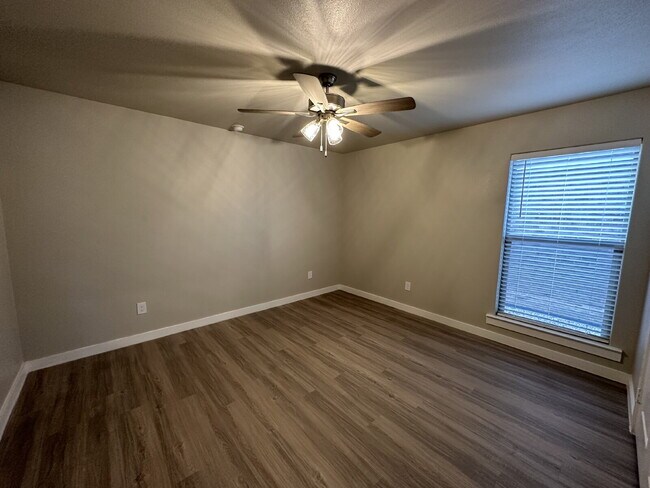 Building Photo - Wonderful 3 Bedroom 2 Bathroom in Bell Farms!