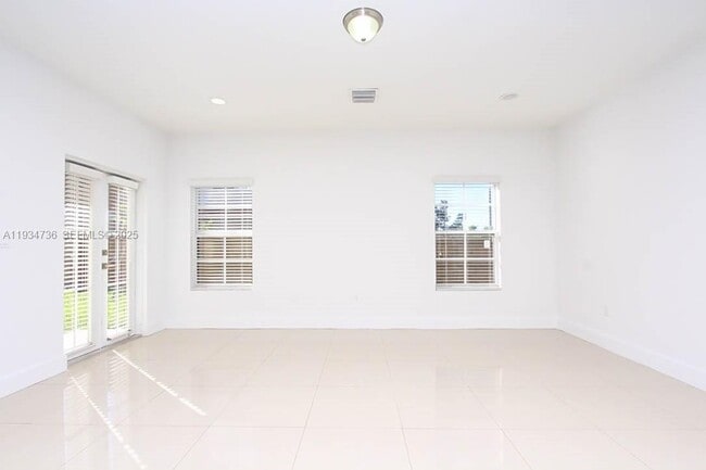 Building Photo - 15670 SW 11th Terrace