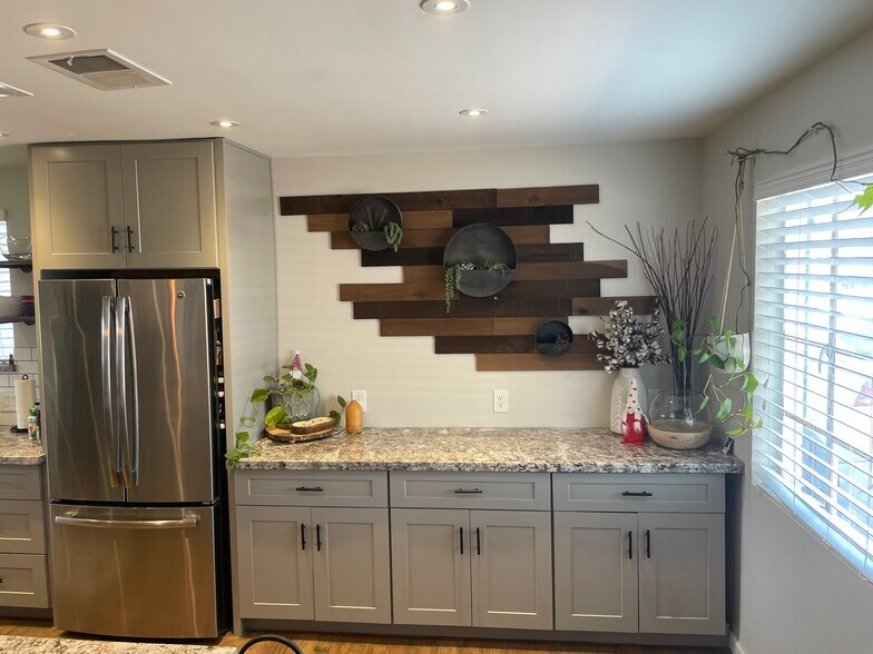 Kitchen - 911 E San Juan Ave