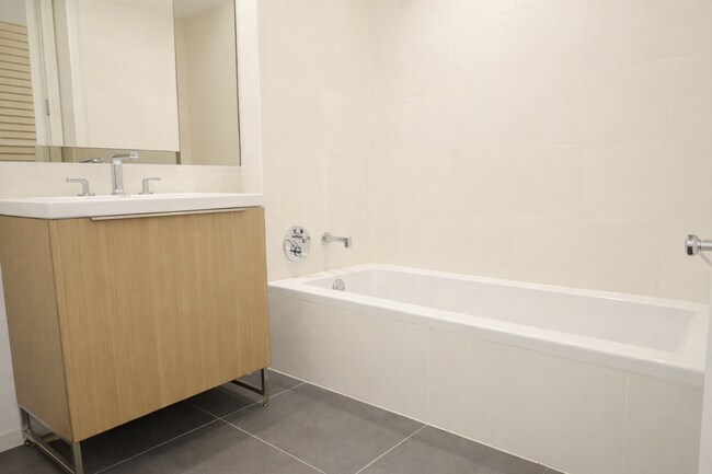 Building Photo - Brand New Luxury unit in the Heart of Downdown LA