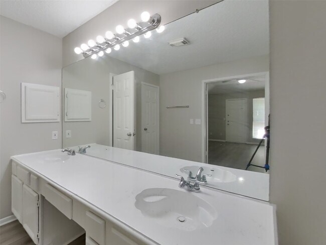 Building Photo - 13830 Keyworth Dr