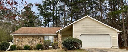 Building Photo - Spacious, Updated 3 Bed/2 Bath Ranch!