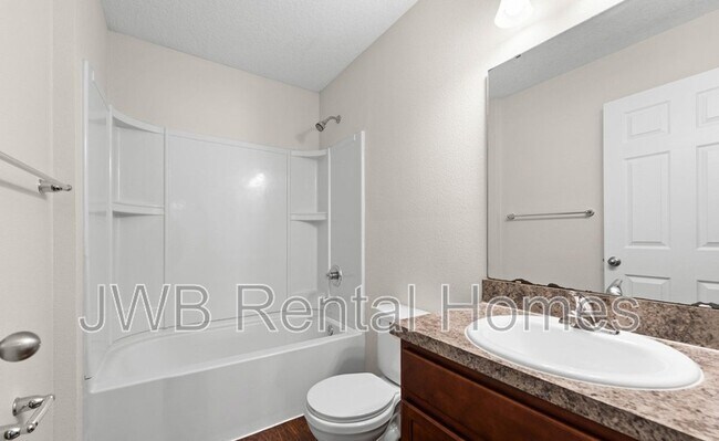 Building Photo - 525 Meteor St
