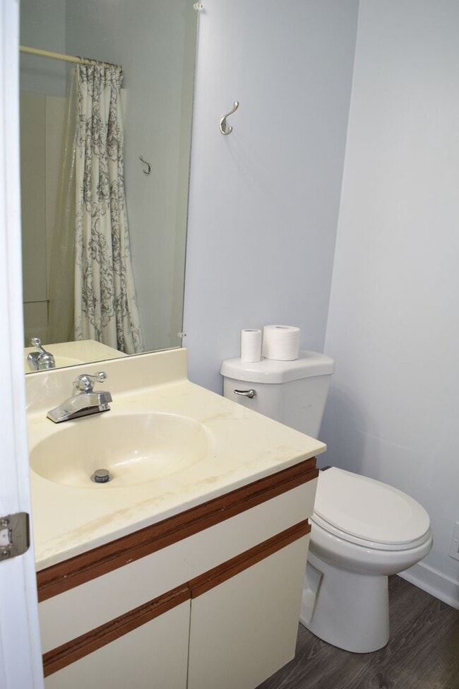 Building Photo - Great Bon Air Townhouse Convenient to ever...