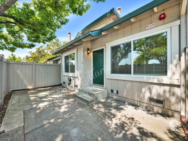 Building Photo - 2 Bedroom 1.5 Bath 2 Car Garage Includes W...
