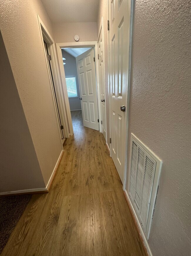 Building Photo - 1222 Ravenscourt Dr