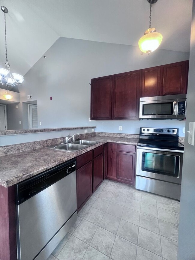 Building Photo - Updated 2-Bed/2-Bath Condo in Desirable Br...