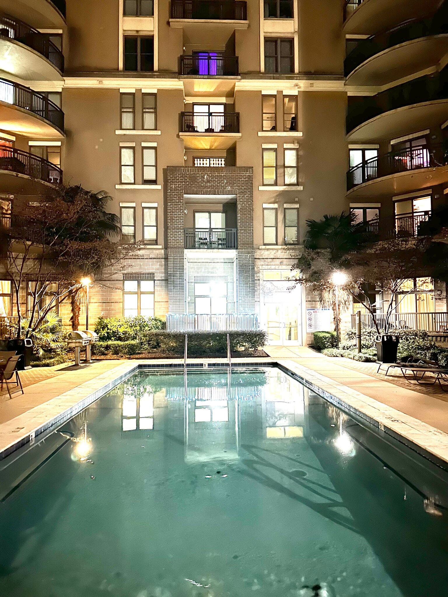 Building Photo - 718 W Trade St