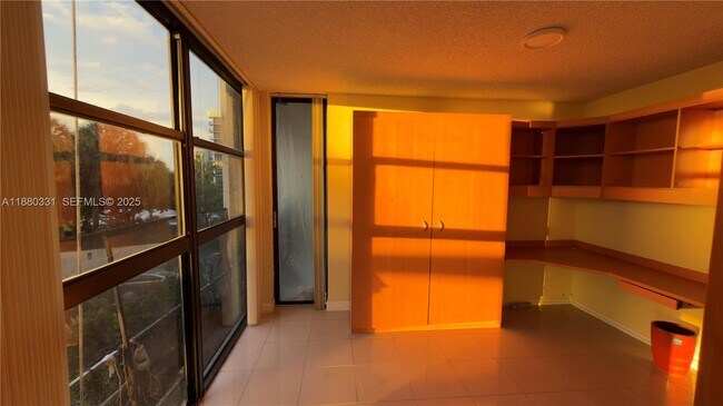 Building Photo - 200 Leslie Dr