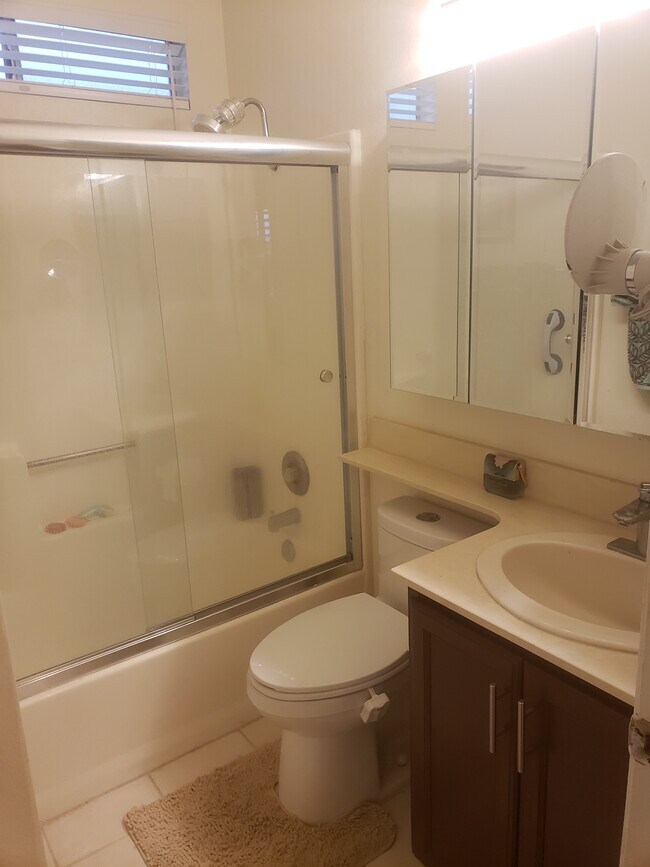 Large mirrored Vanity shower & tub - 4564 Beverly Glen Dr