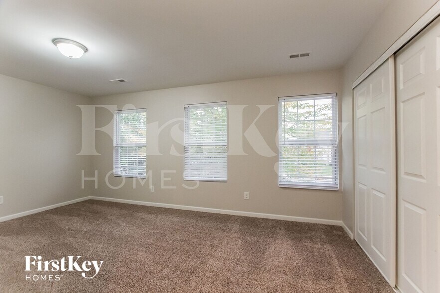 Building Photo - 2336 Equestrian Dr