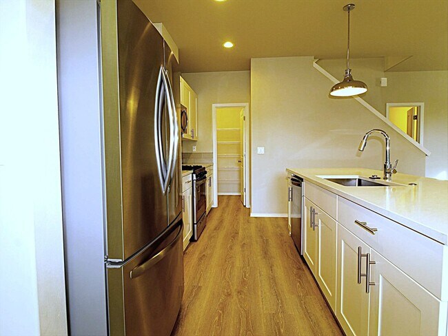 Building Photo - Modern 3x2.5 End Unit Townhome Retreat in NE Bend