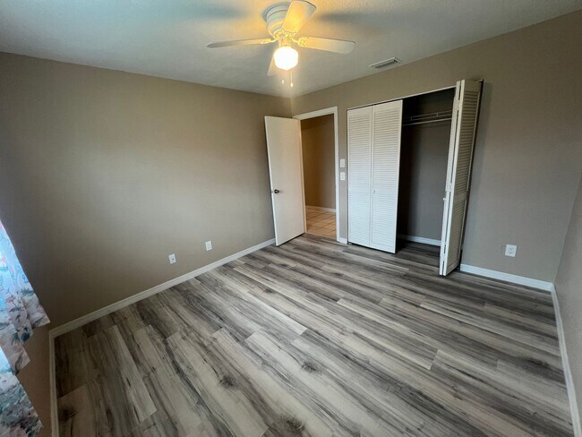 Building Photo - Annual ** Newly Renovated ** 3 Bedroom / 2...