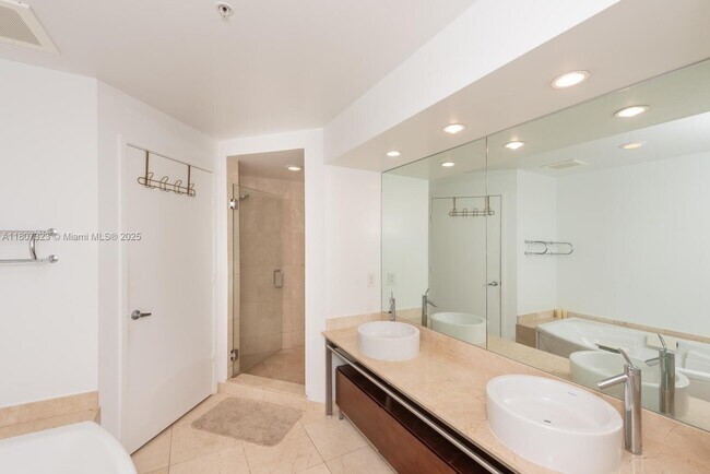 Building Photo - 16275 Collins Ave