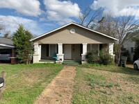 Building Photo - Charming 3 Bed / 1 Bath Available Fall 202...