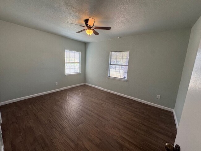 Building Photo - Nicely Remodeled Southside San Antonio Hom...