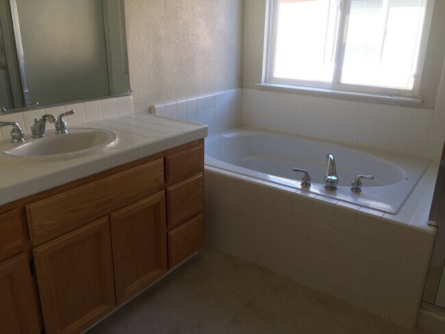 Building Photo - 2340 Pacifica Ct