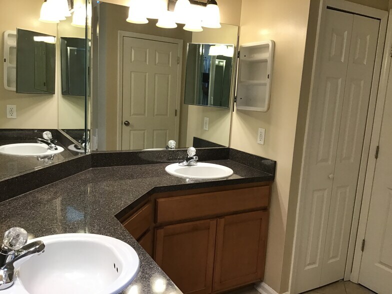 Building Photo - 2469 Royal Pointe Dr