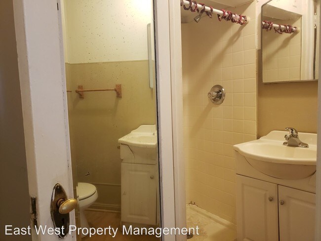 Building Photo - 1529 E 2nd St