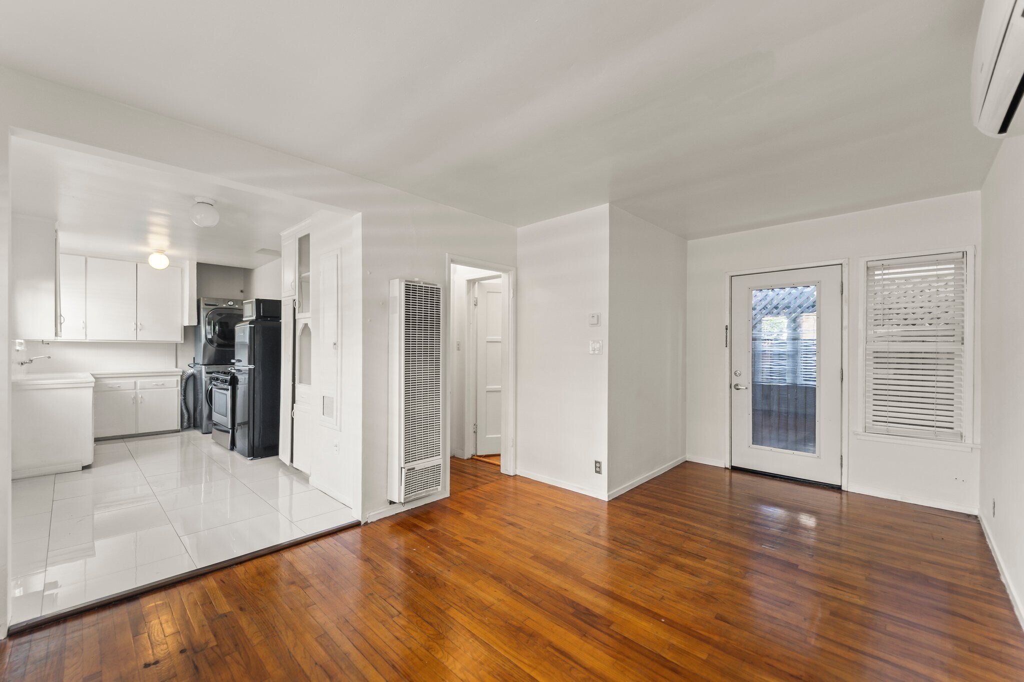Building Photo - 425 1/2 Venice Way