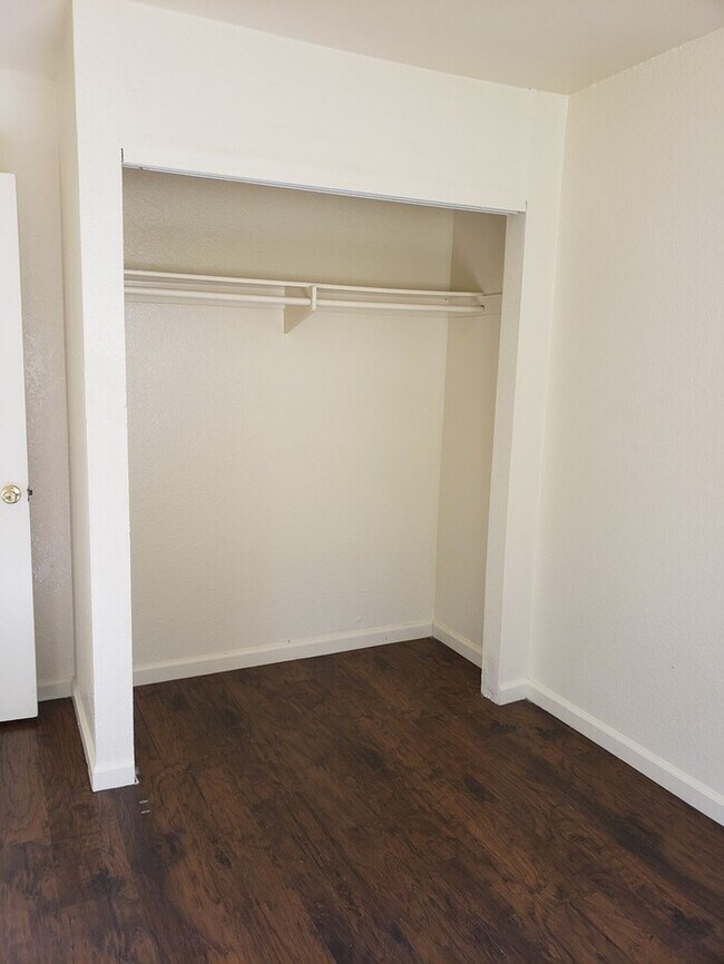 Building Photo - SPACIOUS/AFFORDABLE 3BR/2BA Apartment