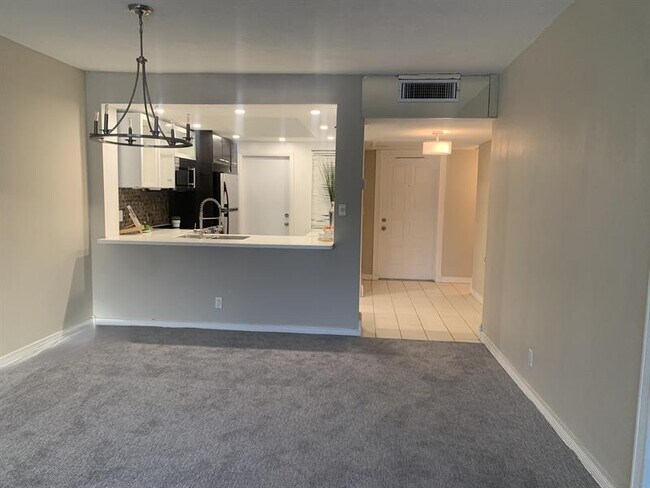 Building Photo - 2801 N Palm Aire Dr