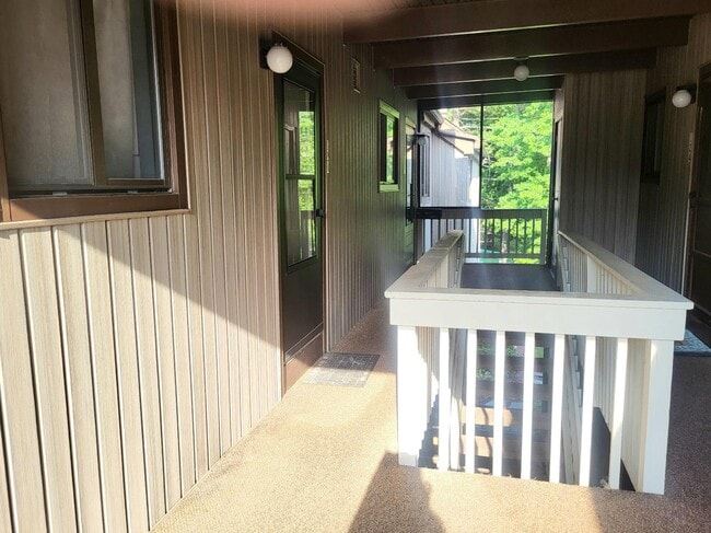 Building Photo - 128 Sycamore Dr