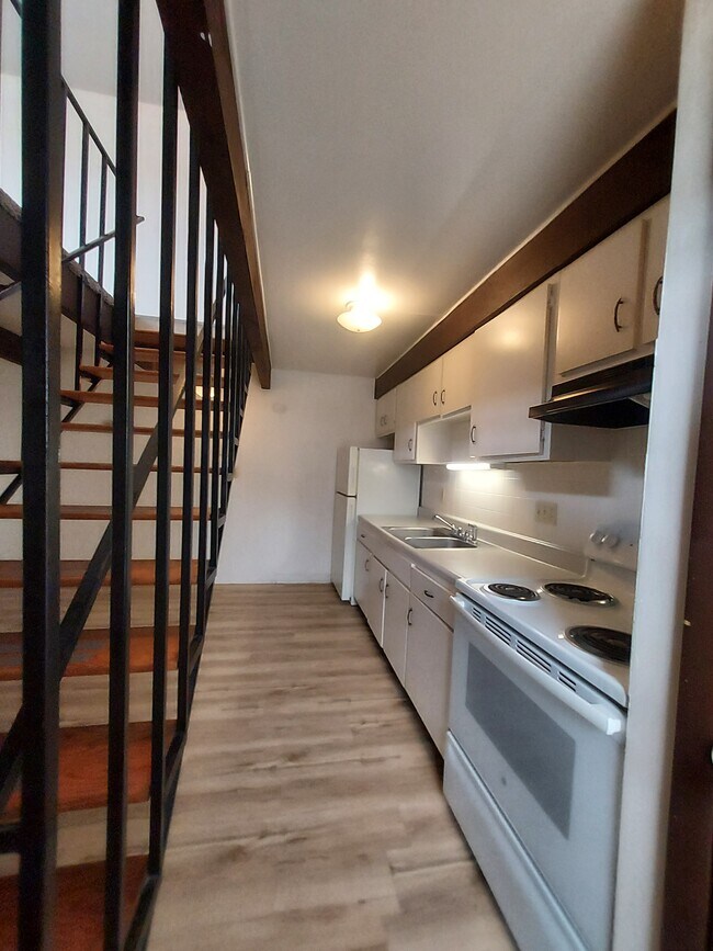 Building Photo - 185 Buckingham St