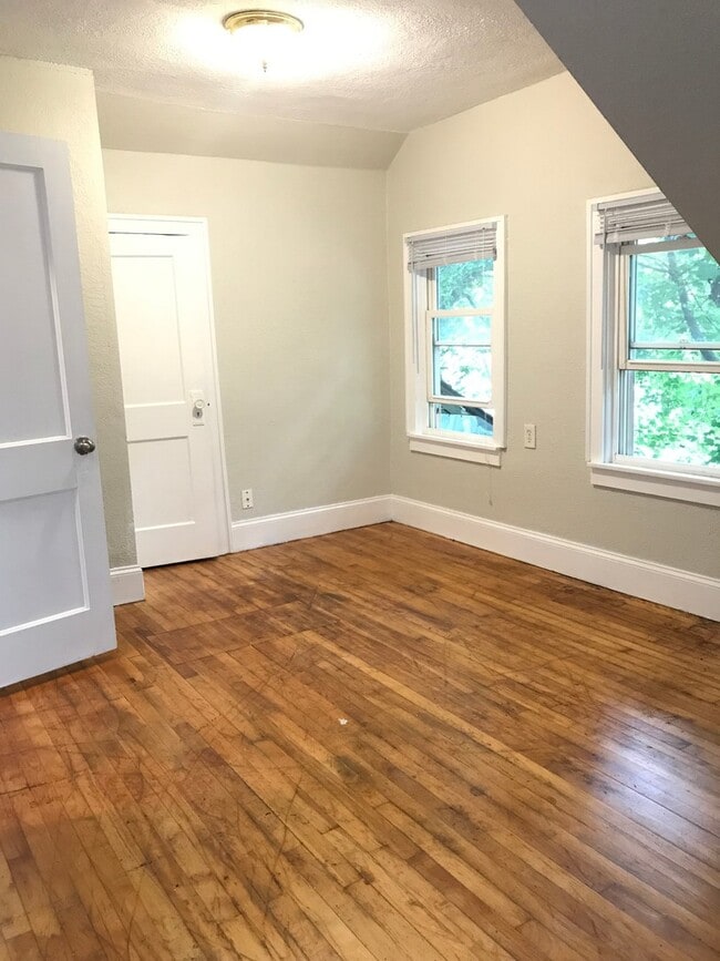 Building Photo - Single Family Home - LAUNDRY INCLUDED! HUGE YARD!