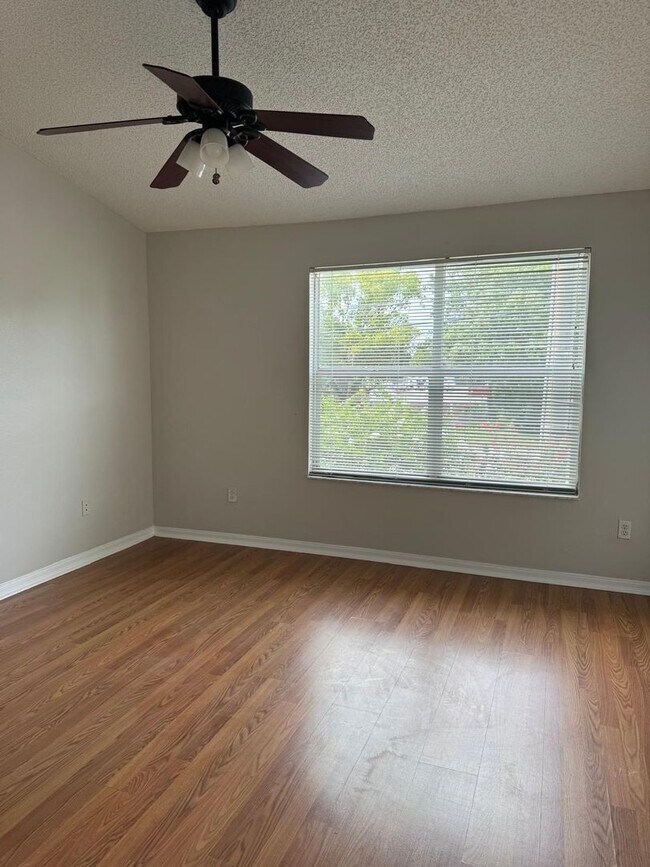 Building Photo - SPACIOUS, BEAUTIFUL 3 BEDROOM 2.5 BATH TOW...