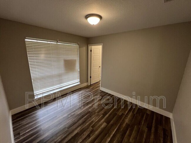 Building Photo - 464 Wilton Dr
