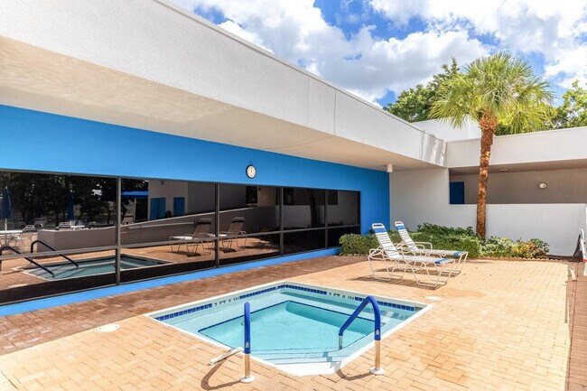 Building Photo - 9080 Lime Bay Blvd