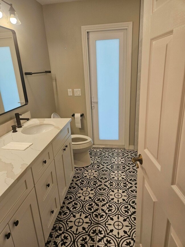 Building Photo - 382 SE Naranja Ave